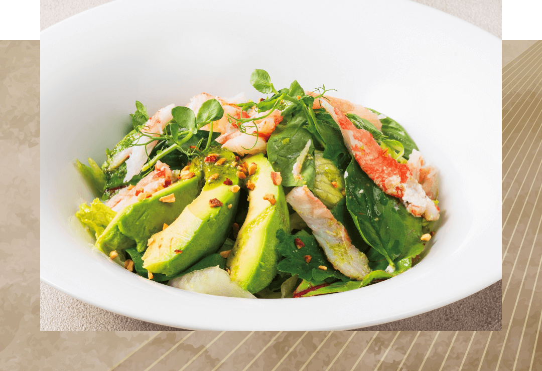 蟹とアボカド、香味野菜のサラダ